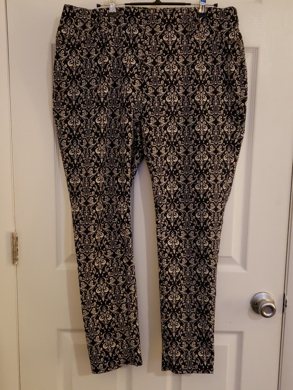 Terra & Sky Black and White Paisley Skinny Jeggins
